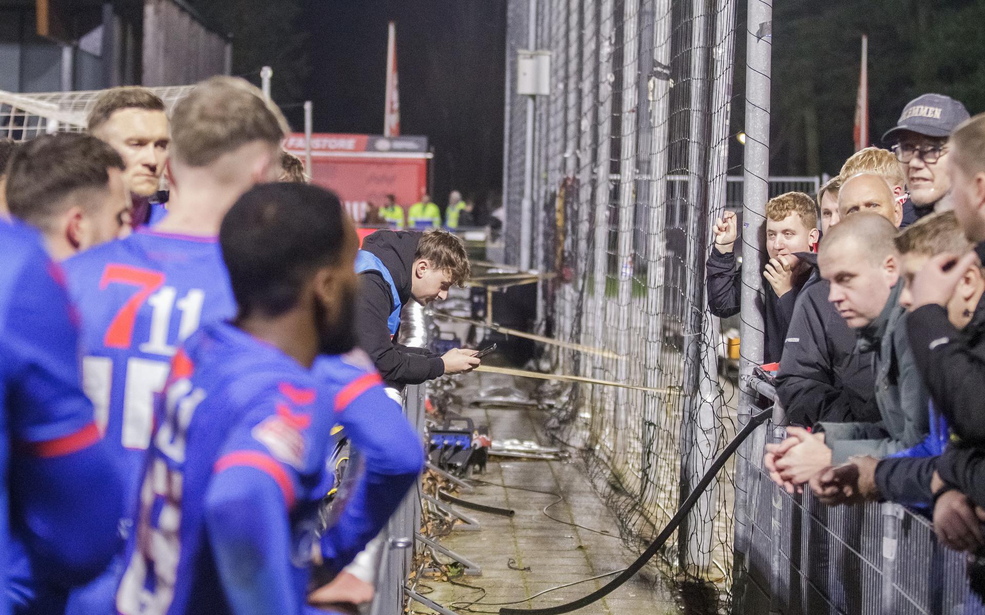 Supporters Roepen Spelers FC Emmen Ter Verantwoording Na Blamage Bij ...