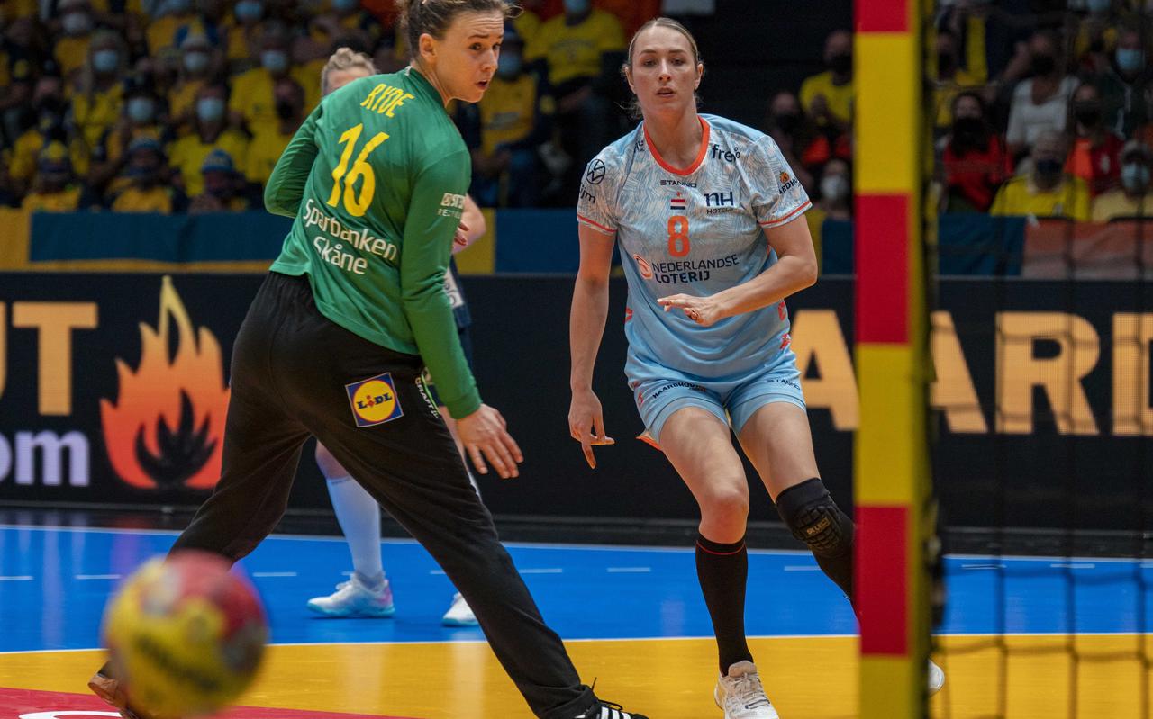 Lois Abbingh, hier in actie tegen doelvrouw Jessica Ryde van Zweden, keert terug in Oranje. Lois Abbingh, hier in actie tegen doelvrouw Jessica Ryde van Zweden, keert terug in Oranje.