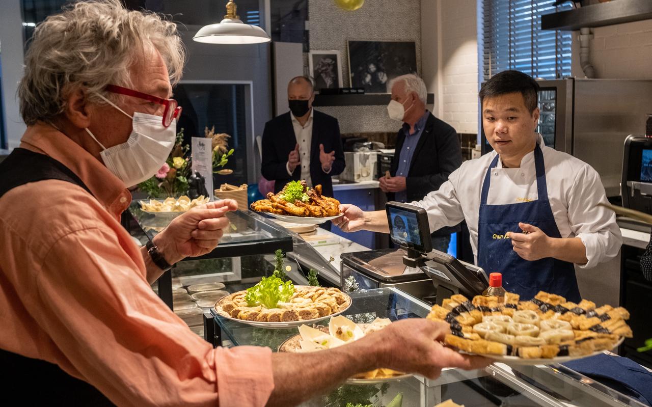 De opening winkel van Chun in het Albert Heijn filiaal in Oosterhoogebrug. De opening winkel van Chun in het Albert Heijn filiaal in Oosterhoogebrug.