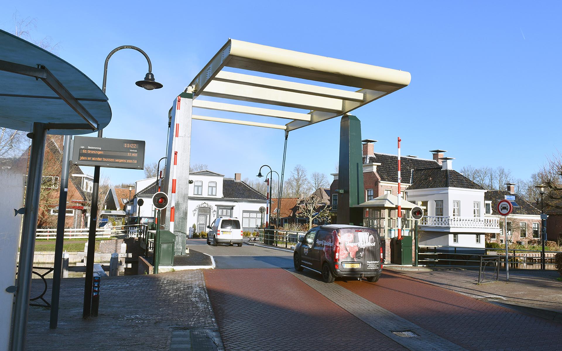 Vanaf 1 maart mogen vrachtwagens overdag niet meer over de Zijlvesterbrug rijden. Foto: Provincie Groningen