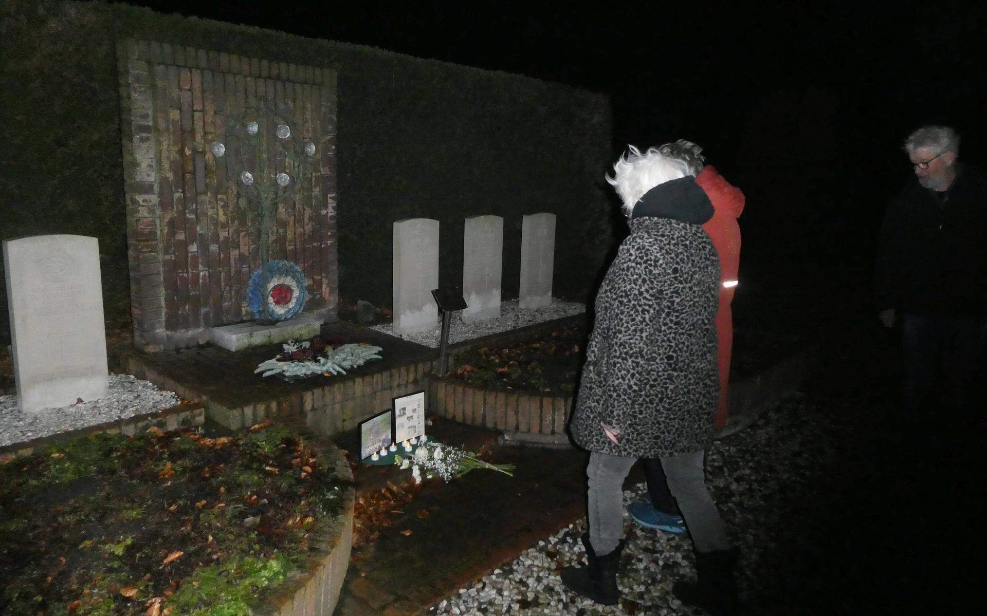 Bloemen werden gelegd bij het monument voor de overleden Engelse vliegers.