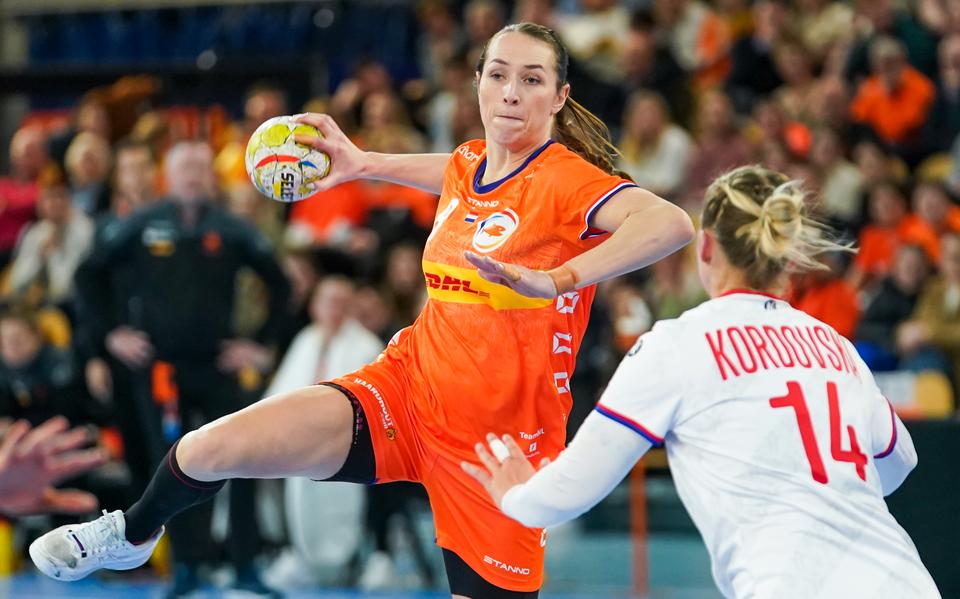 Handbalster Lois Abbingh uit Groningen kan baby Lev, én vriend Joost in Eindhoven eindelijk knuffele