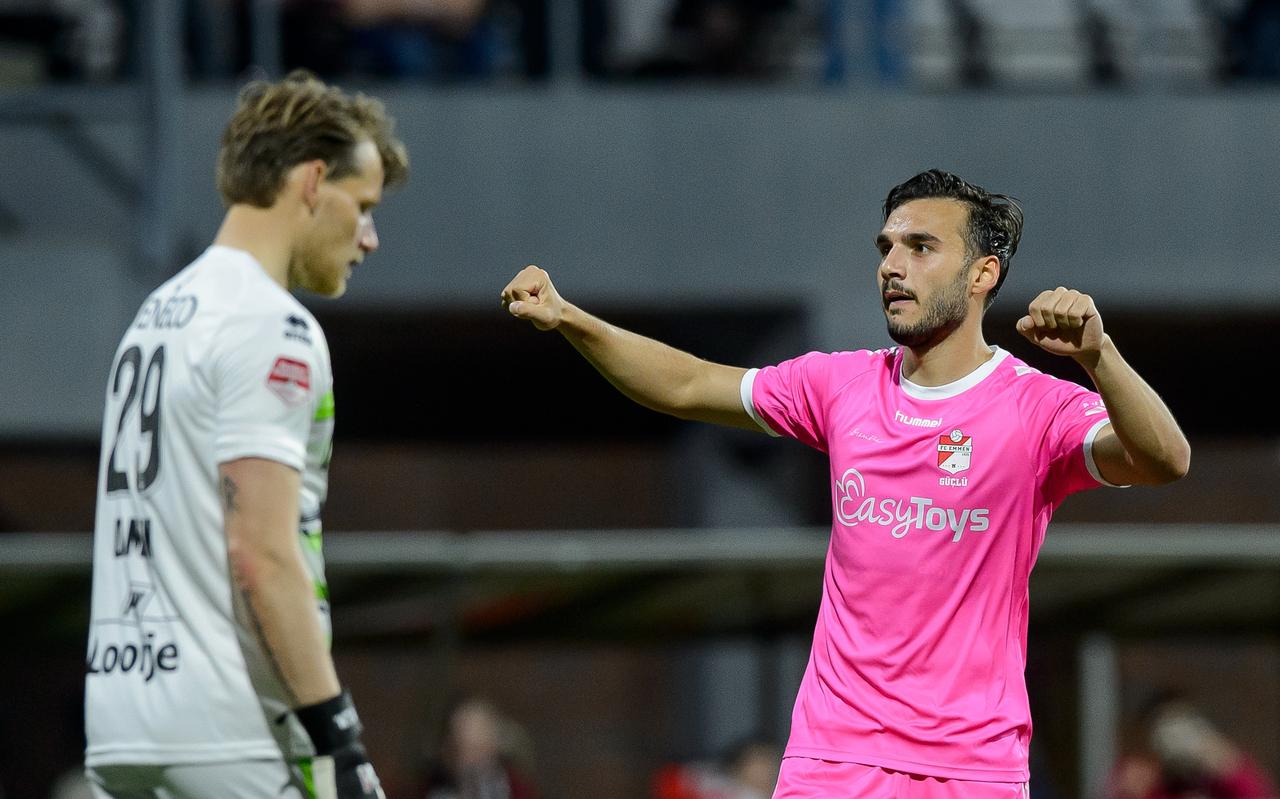 Metehan Güclü viert feest namens FC Emmen na zijn doelpunt tegen ADO Den Haag, vorig seizoen op 6 mei. Links ADO-goalie Allessandro Damen. Metehan Güclü viert feest namens FC Emmen na zijn doelpunt tegen ADO Den Haag, vorig seizoen op 6 mei. Links ADO-goalie Allessandro Damen.