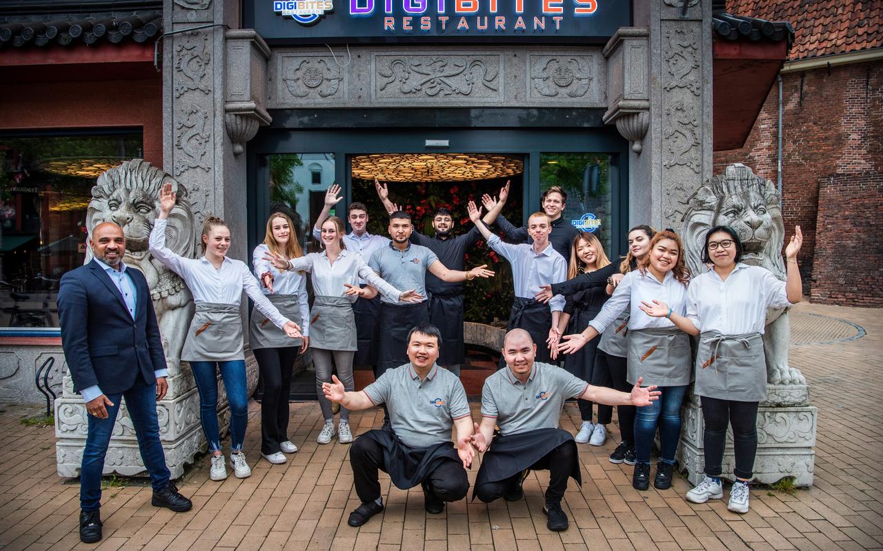 Medewerkers van restaurant Digibites in Groningen heten de gasten welkom na de versoepeling van de coronamaatregelen. Medewerkers van restaurant Digibites in Groningen heten de gasten welkom na de versoepeling van de coronamaatregelen.