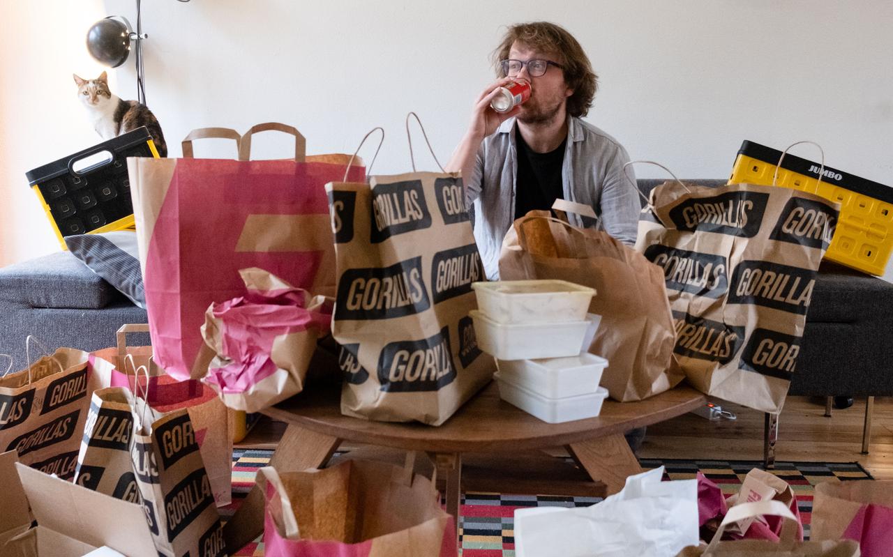 Matthijs Sorgdrager laat twee weken lang zijn boodschappen bezorgen Foto: Nienke Maat Matthijs Sorgdrager laat twee weken lang zijn boodschappen bezorgen Foto: Nienke Maat