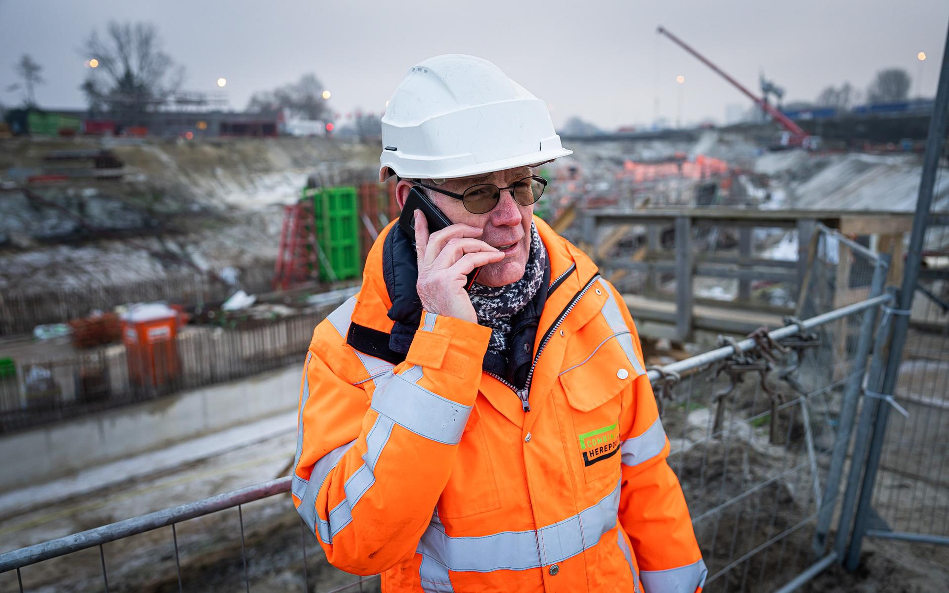 Bert Kramer heeft altijd zijn telefoon bij de hand.