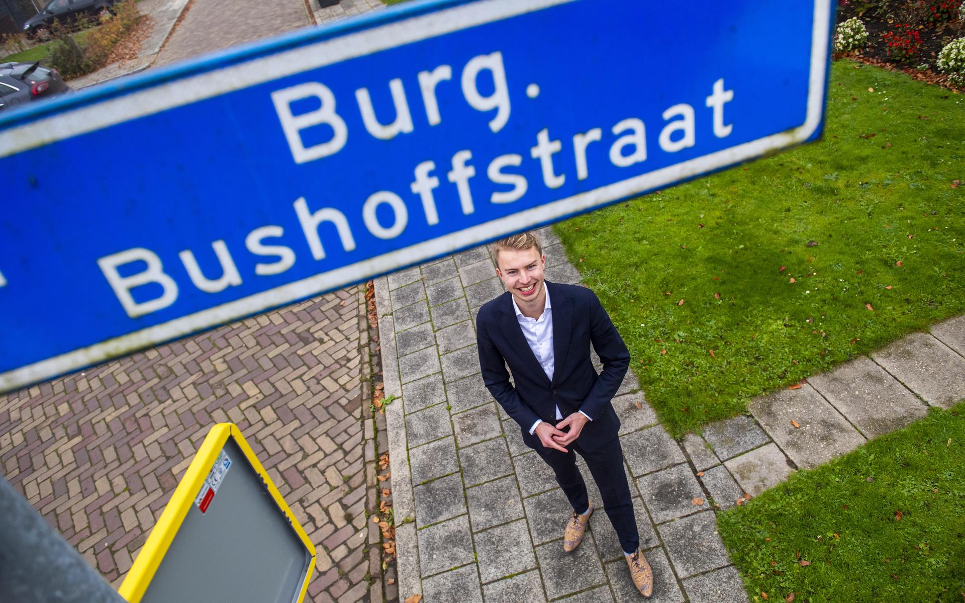 Kleinzoon Julian van oud-burgemeester Marten Bushoff van Roden maakt bliksemcarrière in PvdA - Dagbl