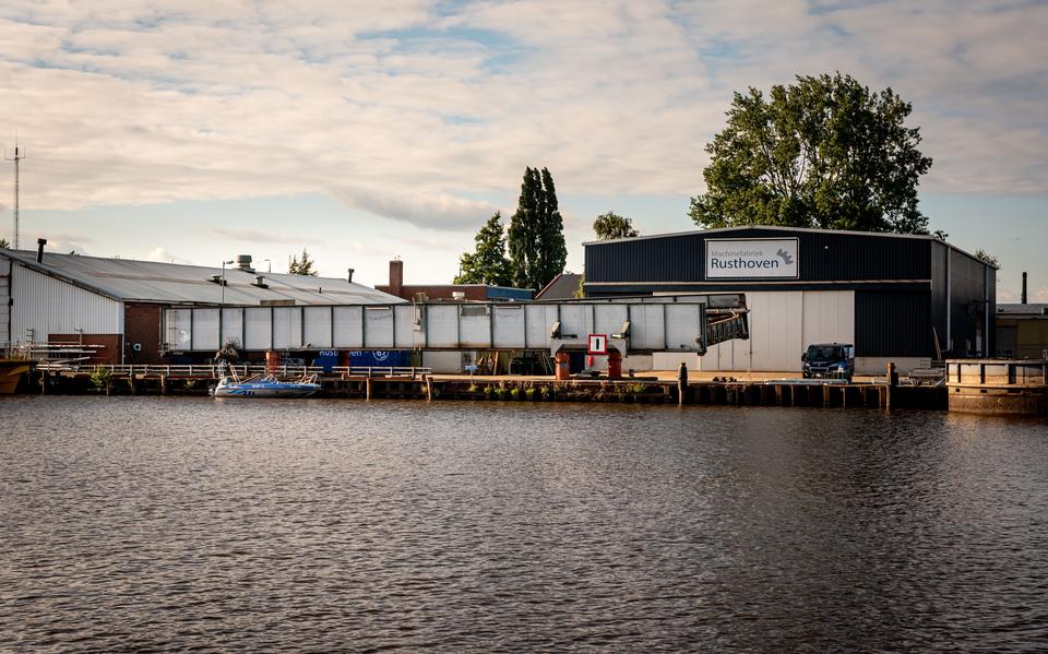 Het beweegbare deel van de Gerrit Krolbrug in Groningen ligt voor onderzoek bij machinefabriek Rusthoven. 