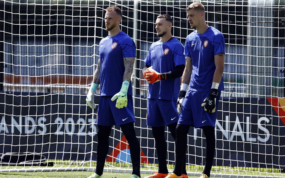 De keepers Mark Flekken, Justin Bijlow en Andries Noppert (vlnr) tijdens een trainingssessie van het Nederlands elftal in 2023. 