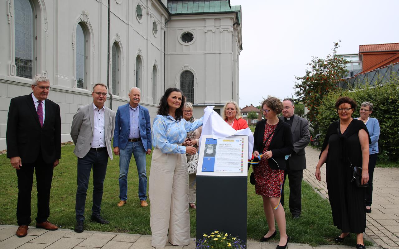 Het Bondsdag-lid Gitta Connemann onthult de gedenktafel bij de Sint-Martinuskerk.