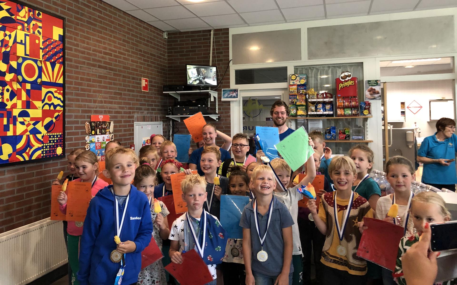 25 kinderen halen zwemdiploma bij ZENO Oldekerk