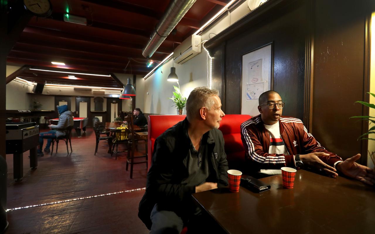 De initiatiefnemers van de Lounge Club in Stadskanaal, Cor Bloem (links) en Ruben Molina, in de zaak toen die nog open was. De initiatiefnemers van de Lounge Club in Stadskanaal, Cor Bloem (links) en Ruben Molina, in de zaak toen die nog open was.