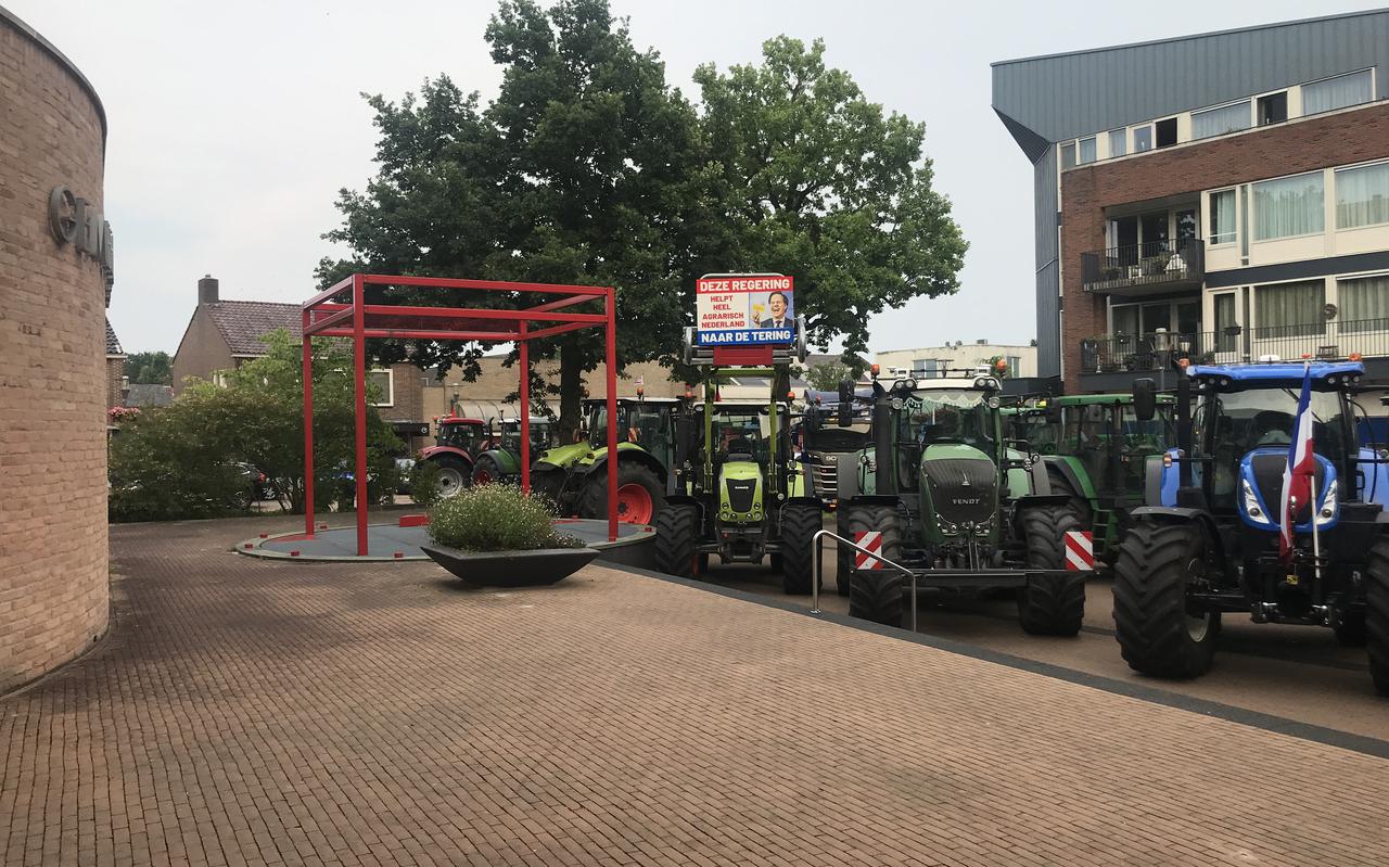 Boeren parkeerden op 30 juni hun trekkers voor het gemeentehuis in Beilen, dinsdag bleven die thuis.