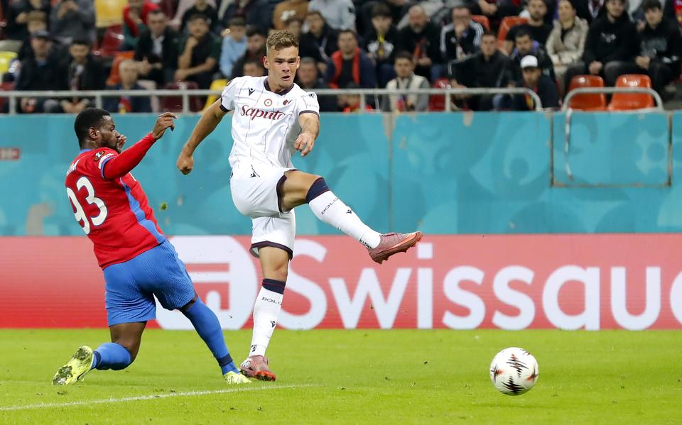 Thijs Dallinga scoort voor Bologna tegen FCSB.