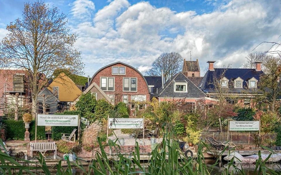 Protestborden van omwonenden tegen nieuwbouw langs het Winsumerdiep/Boogplein in Winsum. 