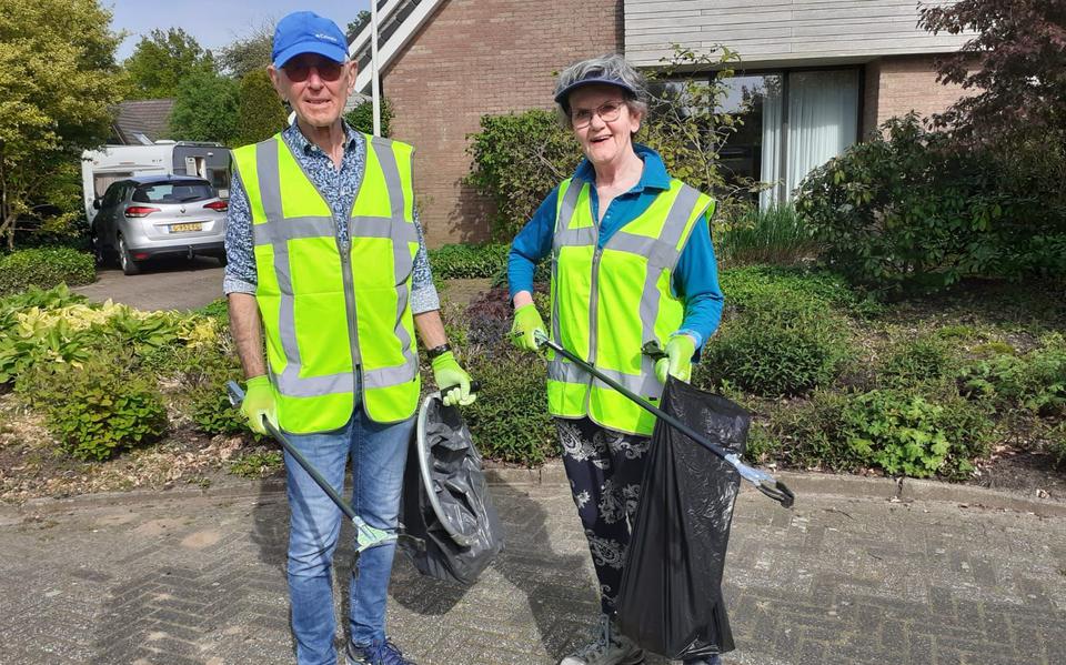 Net als andere vrijwilligers uit het dorp gaan Roelof en Yt Beek voor een schoner Dalen en directe omgeving.