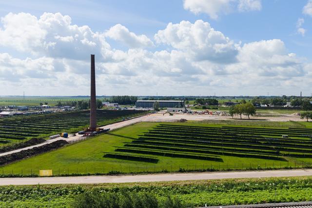 Schoorsteenpijp in slakkengang naar nieuwe bestemming. Nu nog de 27.000 zonnepanelen van glasbedrijf
