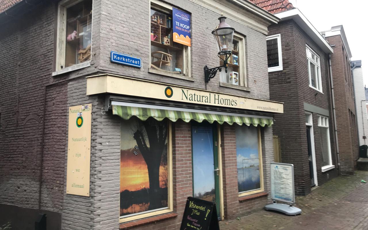 De voormalige speelgoed- en natuurwinkel van Josef B. en Gerrit Jan van D. in Zwartsluis. De voormalige speelgoed- en natuurwinkel van Josef B. en Gerrit Jan van D. in Zwartsluis.