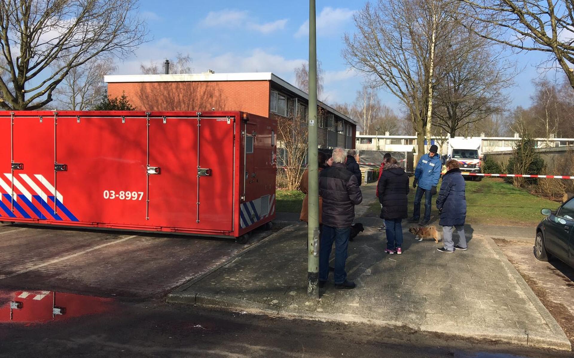Buurtbewoners nemen een kijkje bij het huis aan de Weytackers. Foto: Frank Jeuring