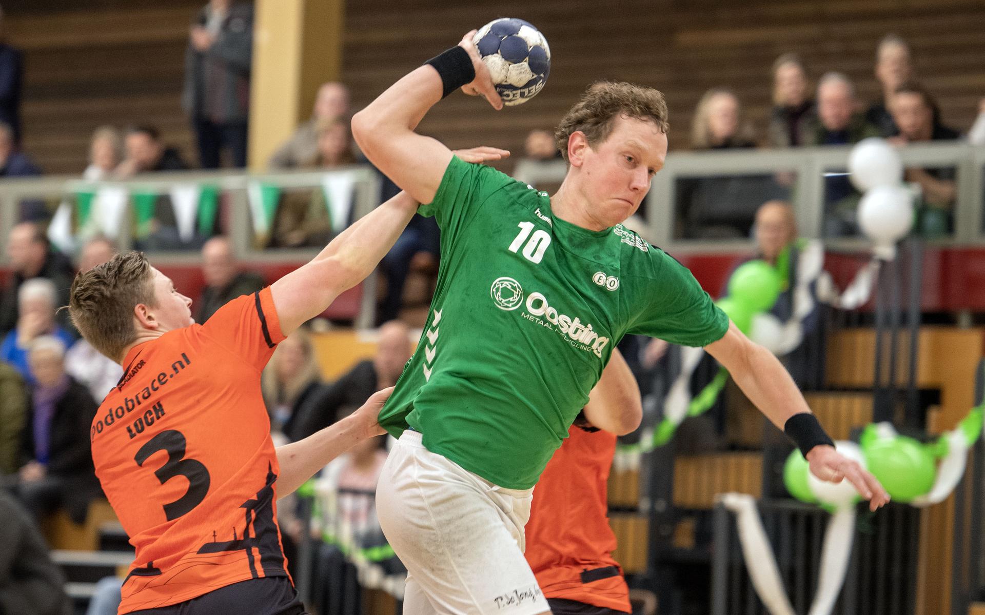 Handballers van E&O/Hurry-Up uit Emmen en Zwartemeer strijdend ten onder tegen Aalsmeer 2 in beker