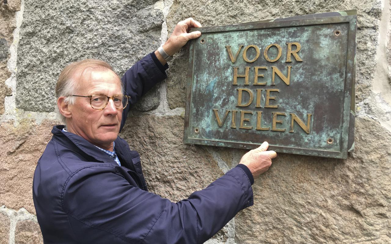 Harry Groenwold, voorzitter van de Grote Kerk, met het gedenkteken dat jarenlang in het Gelderse Didam in een schuur lag. Op de foto houdt Groenwold de plaquette voor de plek waar het kunstwerk in 1979 aan de torenmuur werd bevestigd.  