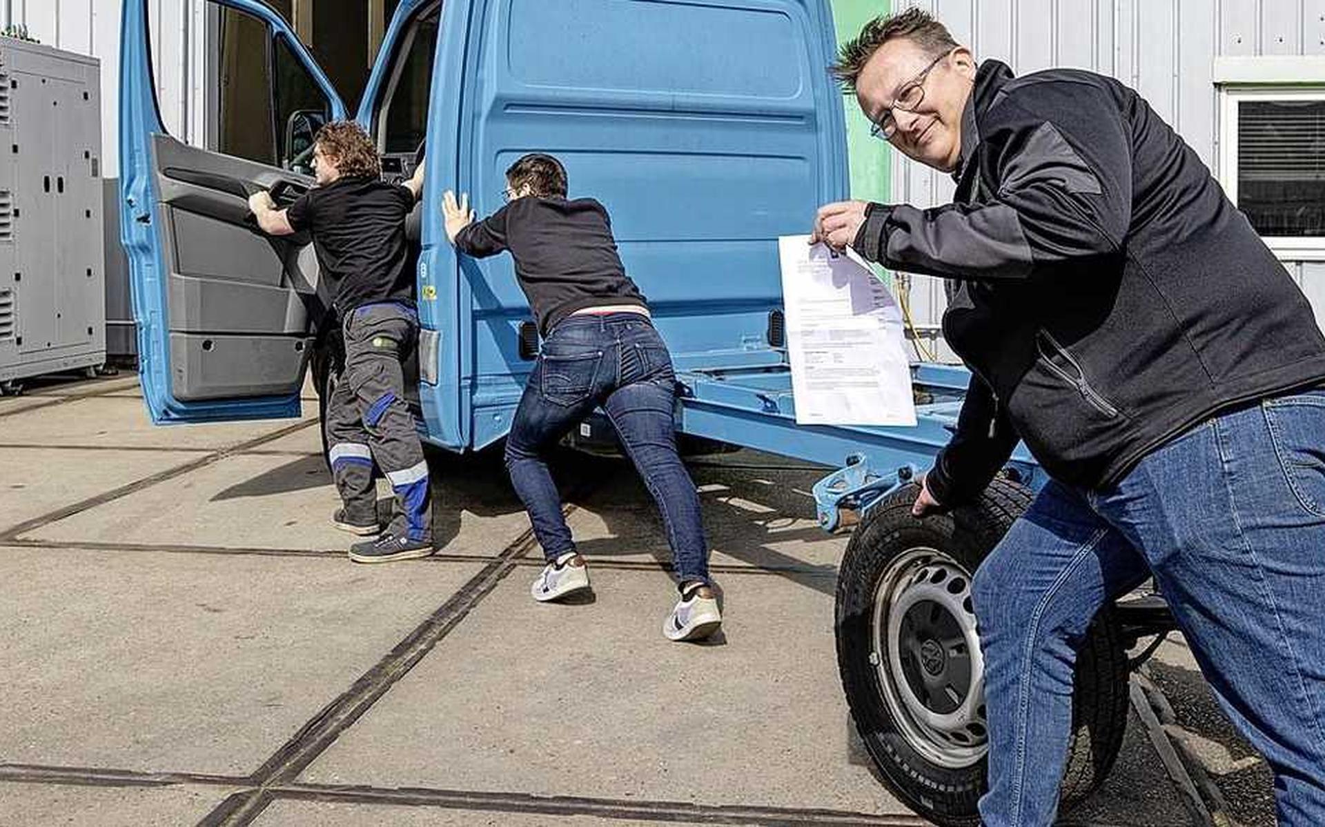 Carl Holthausen laat de beschikking zien van de Belastingdienst nadat hij en zijn medewerkers werden betrapt op het ’illegaal’ duwen van een vrachtautootje.