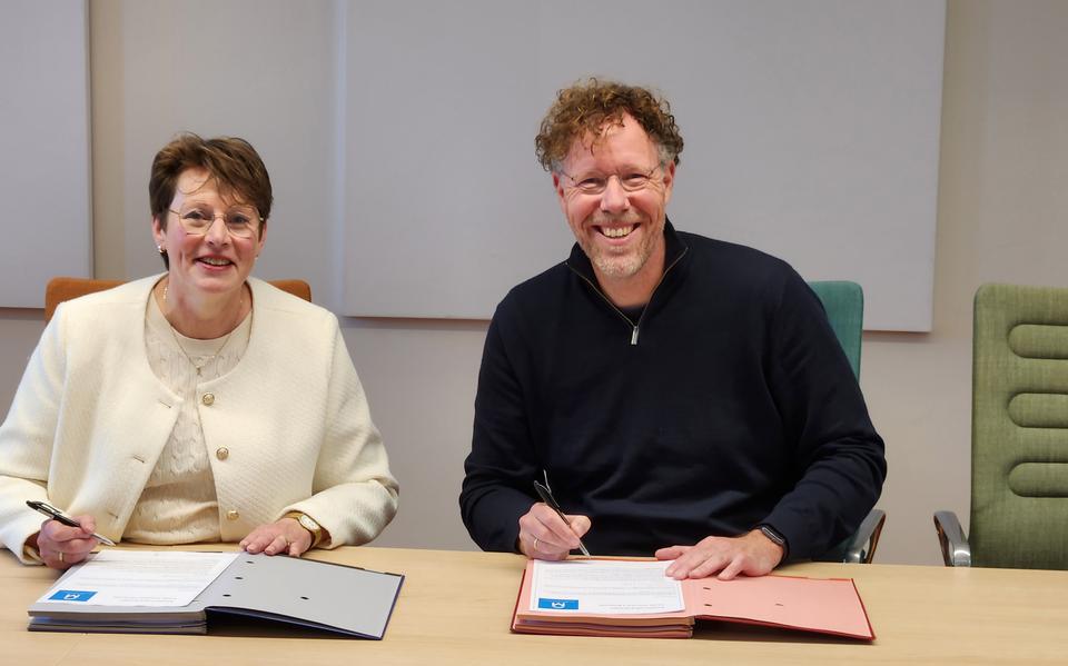 De koopovereenkomst voor de grond werd getekend door wethouder Erianne van der Burg van de gemeente Midden-Groningen en directeur Jeroen Kleinjan van zorgorganisatie Dagelijks Leven.