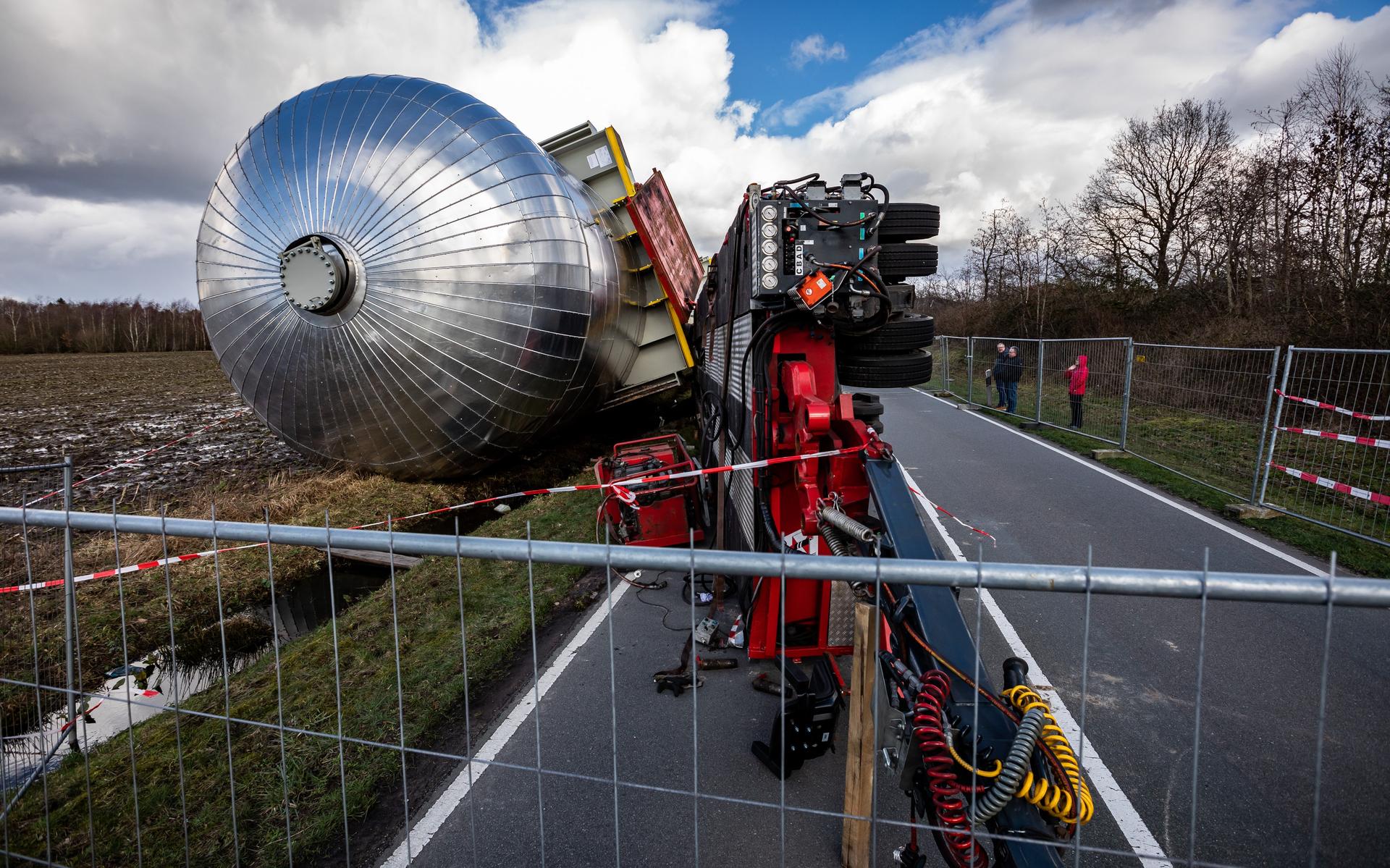 Deze gastank viel van de dieplader van Wagenborg Nedlift tijdens het transport naar Dörpen.