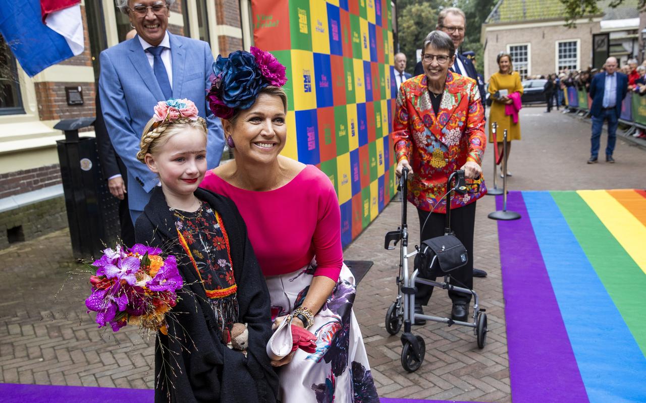 Koningin Maxima tijdens de opening van de tentoonstelling Viva la Frida!. Linksachter kijkt directeur Harry Tupan van het Drenst Museum toe. Koningin Maxima tijdens de opening van de tentoonstelling Viva la Frida!. Linksachter kijkt directeur Harry Tupan van het Drenst Museum toe.