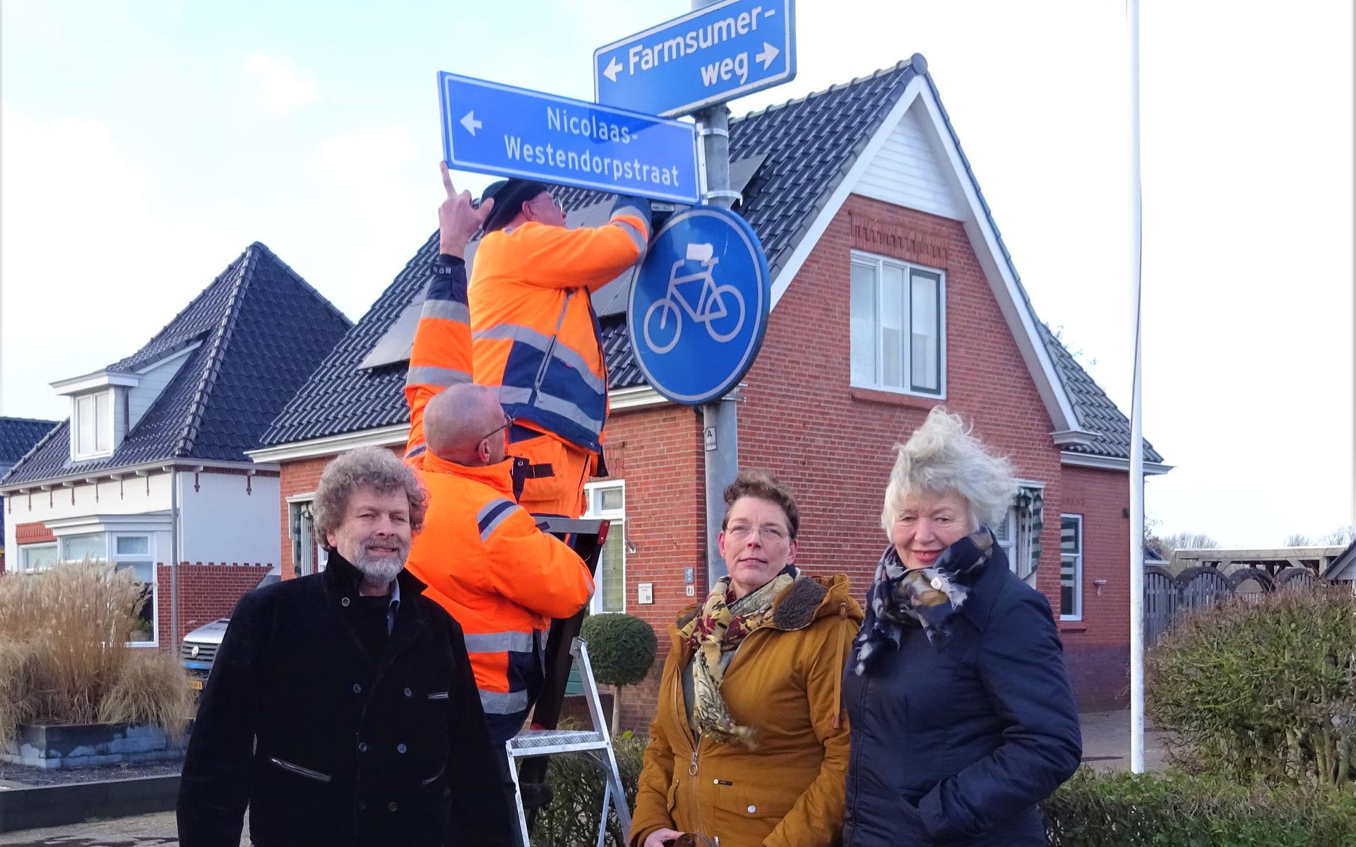 De Westendorp Werkgroep vervangt het verkeerd gespelde straatnaambord aan de Farmsumerweg in Appingedam.  Foto Sanne Meijer                               