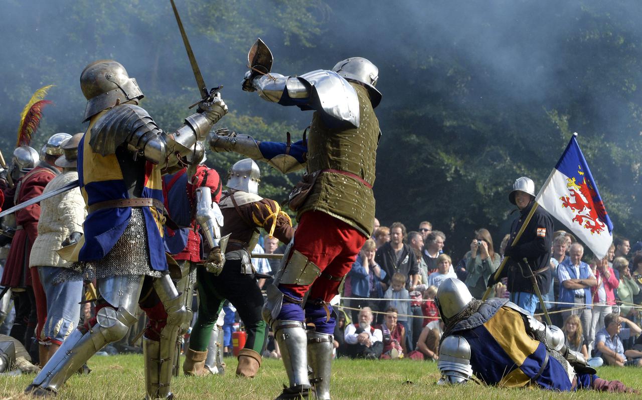Een robbertje middeleeuws vechten hoort bij het festival.