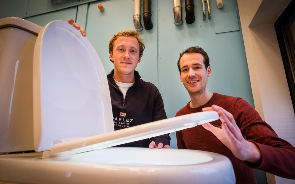 Pieter Herings (links) en Bastiaan Star bedenken het toilet van de toekomst.