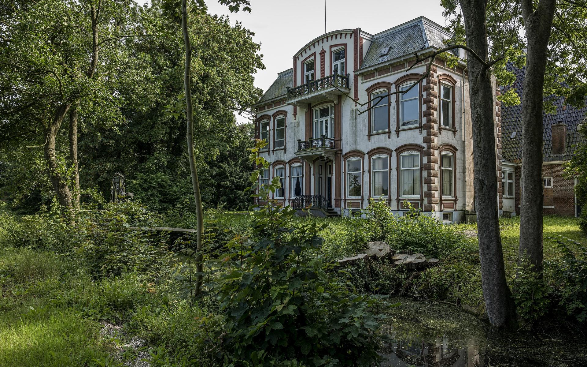 De wildgroei aan groen bij de Tocamaheerd in Uithuizen wordt gekapt zodat het pand vanaf de Dingeweg weer goed te zien is.