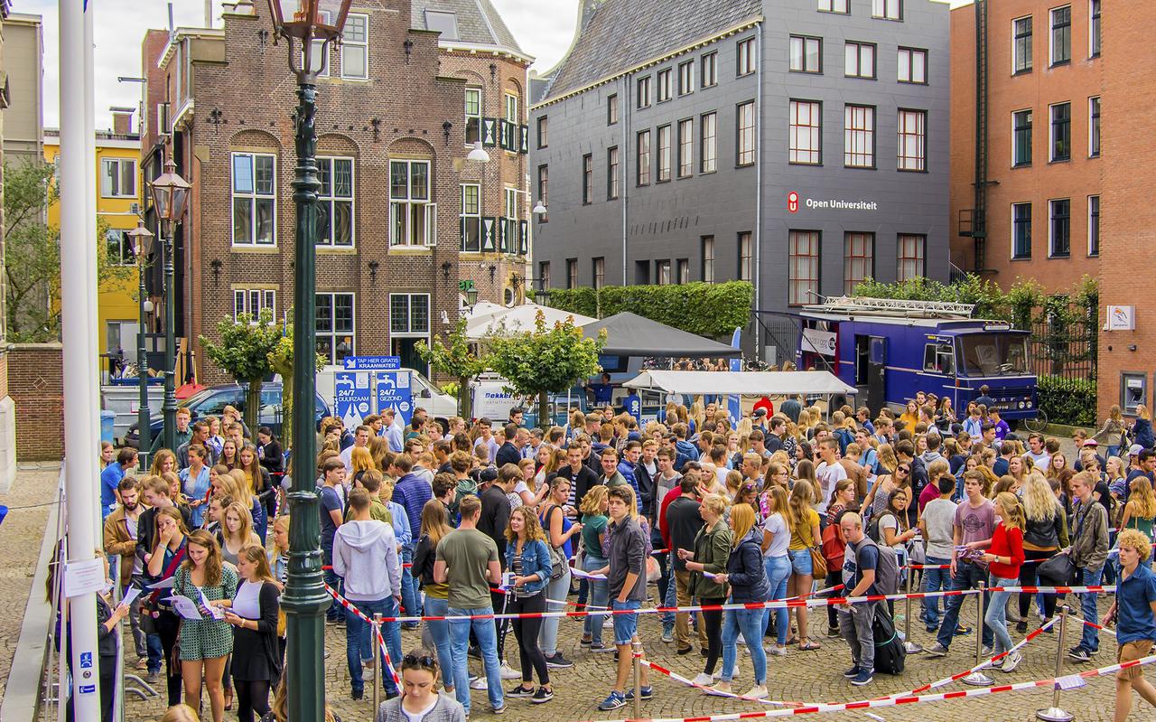 Nieuwe studenten in de rij voor de Keiweek in Groningen in 2018. 