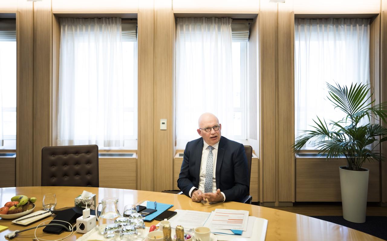Henk Staghouwer op zijn ministerie in Den Haag. Henk Staghouwer op zijn ministerie in Den Haag.