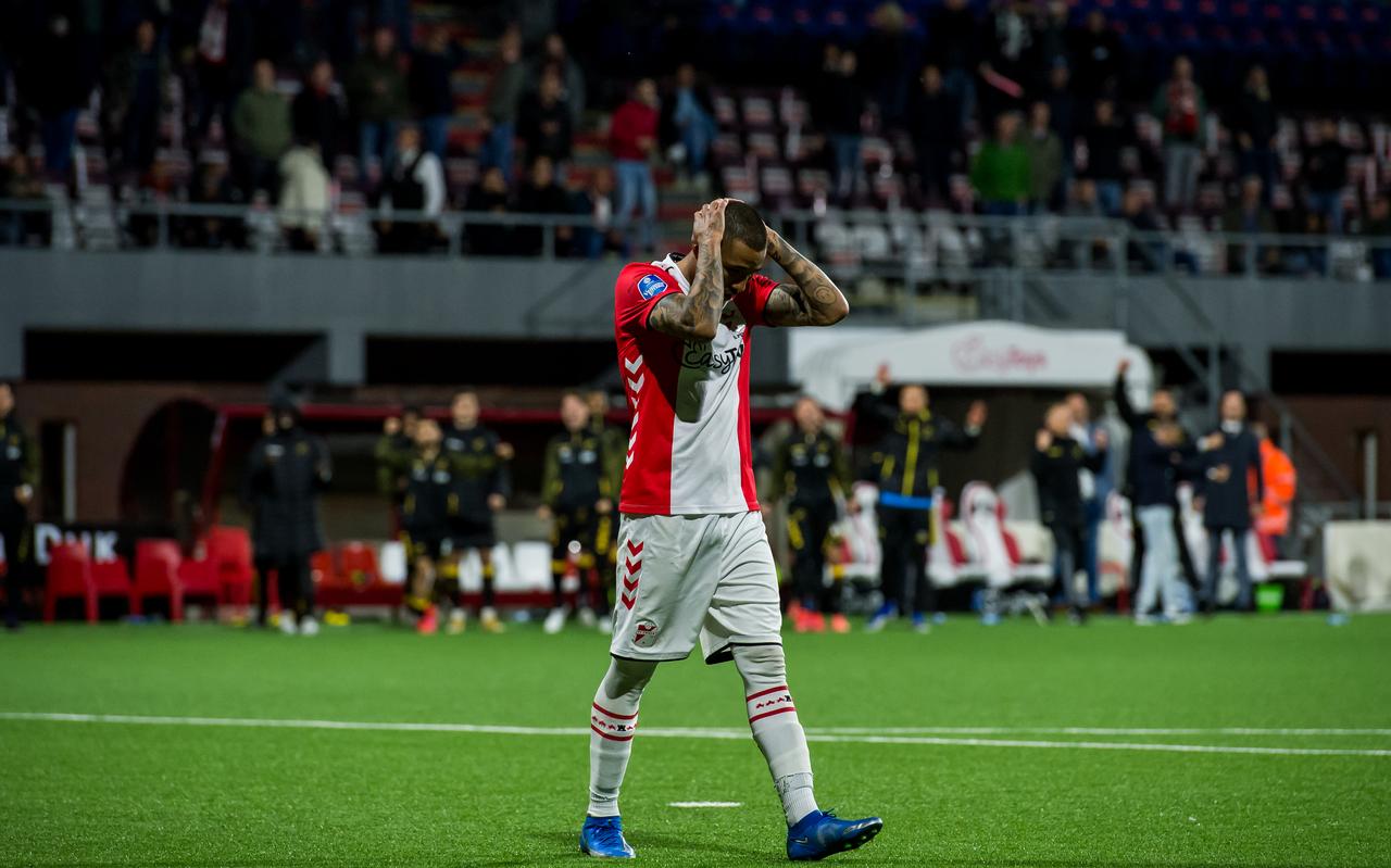 Teleurstelling bij Sergio Peña van FC Emmen na de gemiste penalty wedstrijd tijdens de play-offs promotie/degradatie wedstrijd tussen FC Emmen en NAC Breda op De Oude Meerdijk op 20 mei 2021. Teleurstelling bij Sergio Peña van FC Emmen na de gemiste penalty wedstrijd tijdens de play-offs promotie/degradatie wedstrijd tussen FC Emmen en NAC Breda op De Oude Meerdijk op 20 mei 2021.