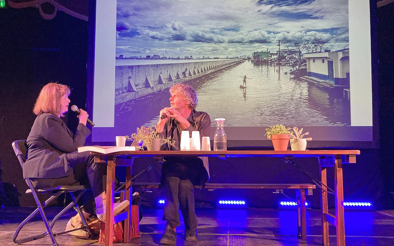 Petra Possel (links) in gesprek met fotograaf Kadir van Lohuizen over de werelwijde gevolgen van de stijging van de zeepspiegel