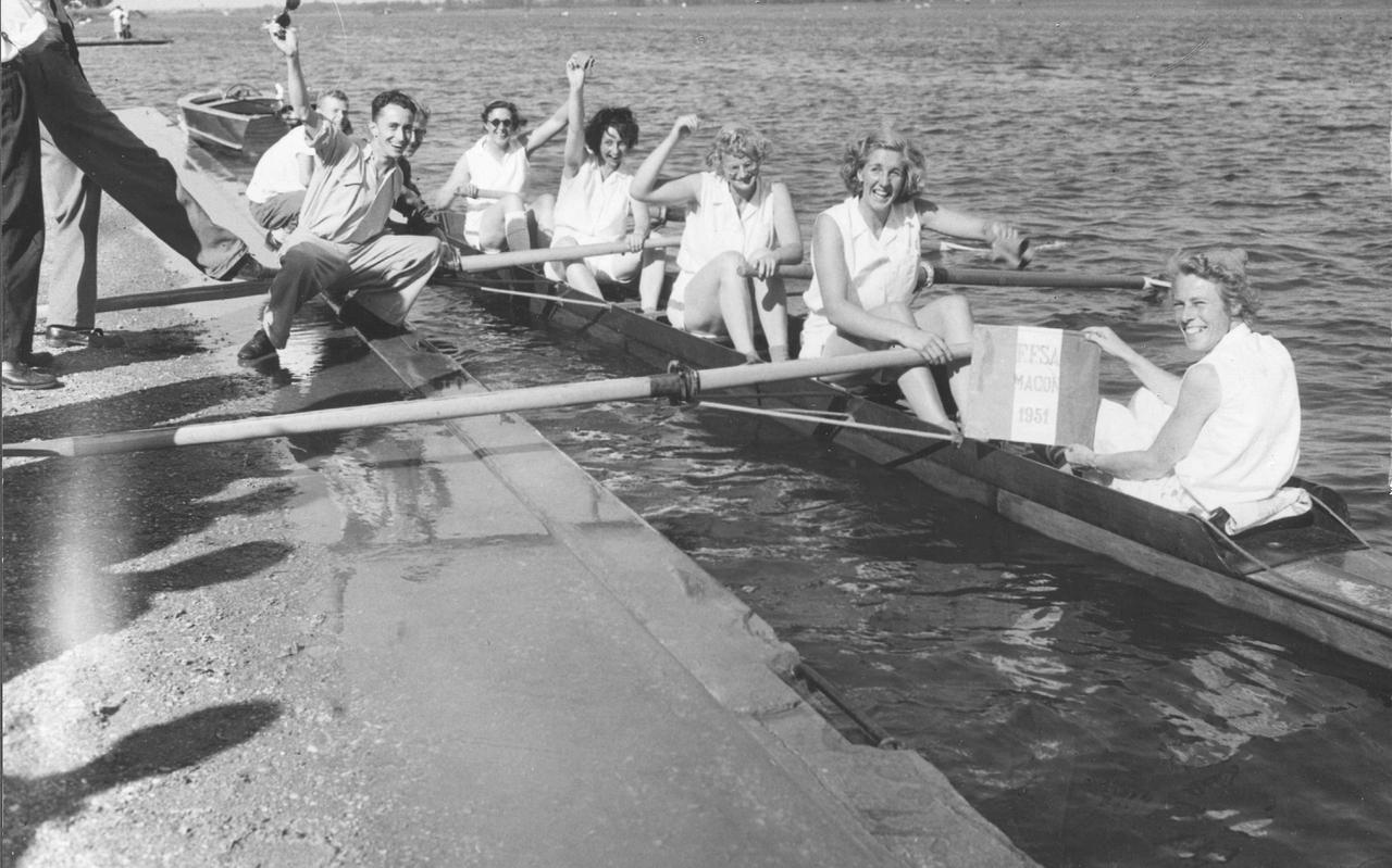 De succesvolle boot in 1951, met (vlnr) Lien Veenstra, Willy Bonset, Toos van Waning, Sonja Steenmeijer en stuurvrouw Frouk de Vries. De succesvolle boot in 1951, met (vlnr) Lien Veenstra, Willy Bonset, Toos van Waning, Sonja Steenmeijer en stuurvrouw Frouk de Vries.