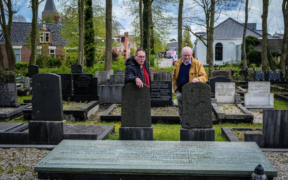 Sieger de Groot (links) en Cees Vogel bij het graf van Jan Dwarshuis, Klaas Havinga en Jan Reinder Visser.  