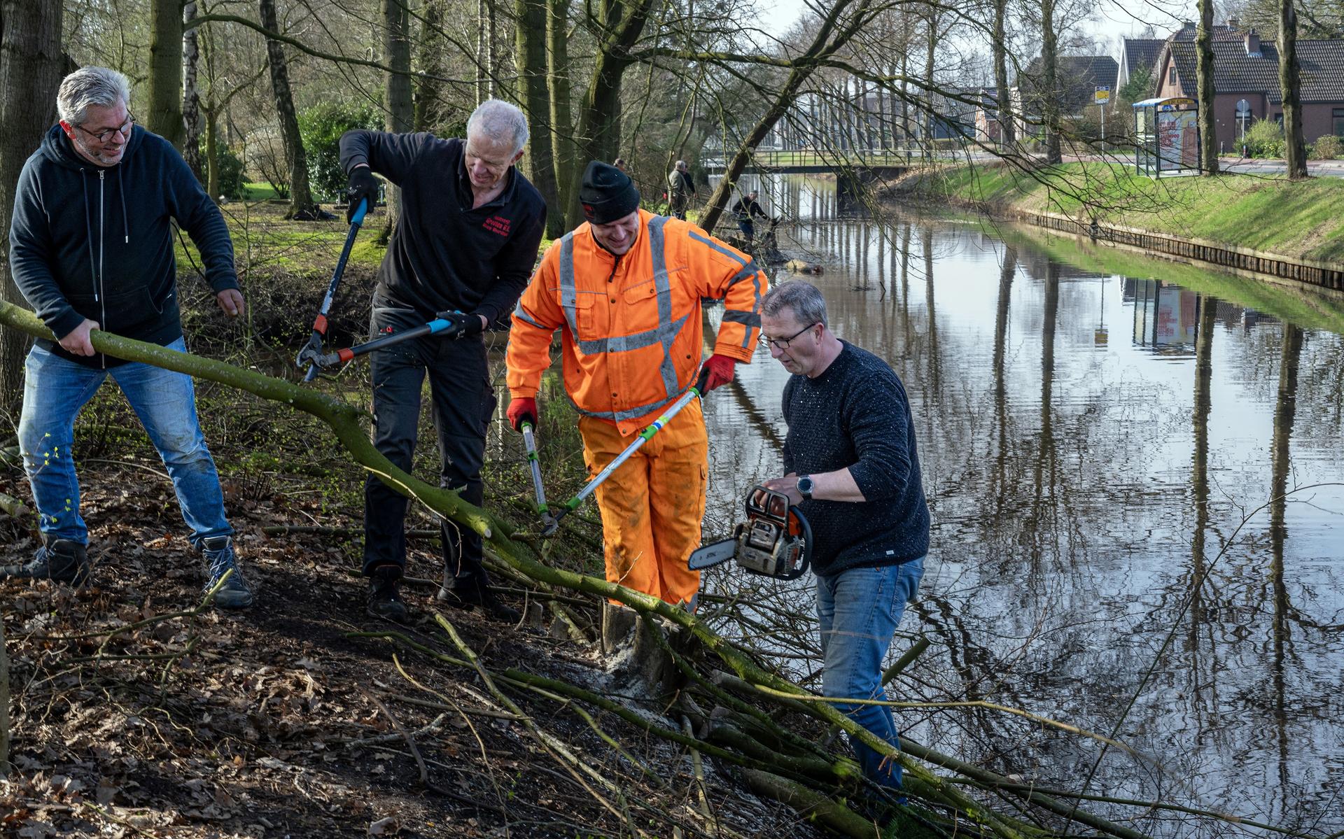 Geen vieze sloot, maar een bloeiend kanaal. Bootjes en vishengels keren terug naar het Zuiderdiep in
