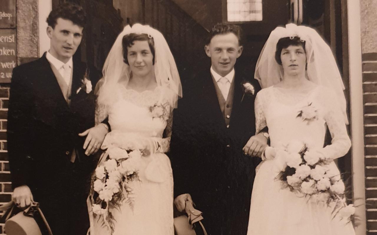 Fokko Teeninga trouwde 60 jaar geleden met Grietje Renkema (het stel links op de foto); Jan van der Wal trouwde dezelfde dag met Grietjes tweelingzus Jantje.