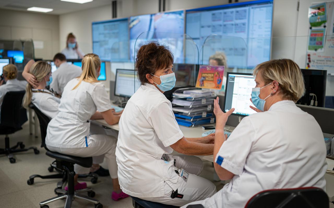 In de regiekamer op de Spoedeisende Hulp proberen verpleegkundigen en artsen de patiënten ergens anders in het ziekenhuis onder te brengen. Op grote beeldschermen staan de gegevens van patiënten in alle zeventien behandelkamers.
