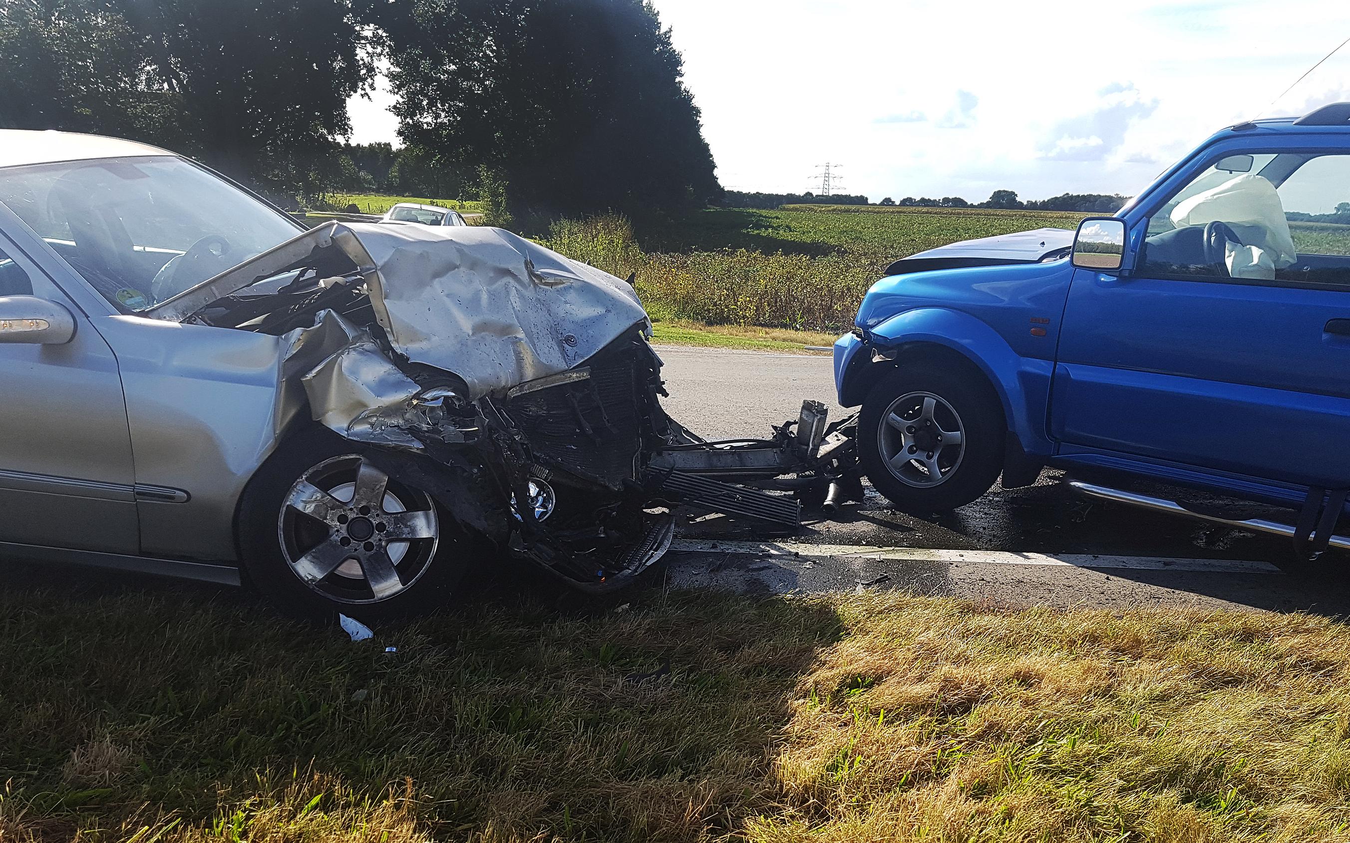 Auto’s total loss na botsing Klijndijk