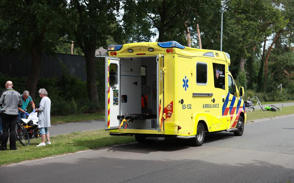 Fietser gewond geraakt in Emmen na botsing met wielrenner, vrouw met hoofdwond naar het ziekenhuis gebracht.