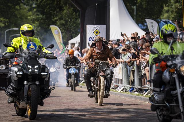 Henk (80) uit Eext stampt zijn loeizware Norton aan voor historische TT-parade in Rolde. 'Vroeger ha