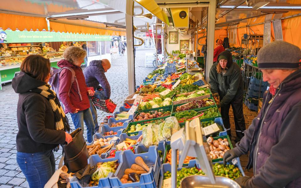 De kraam van de Groninger Biologische Groentehandel op de Vismarkt in Groningen.