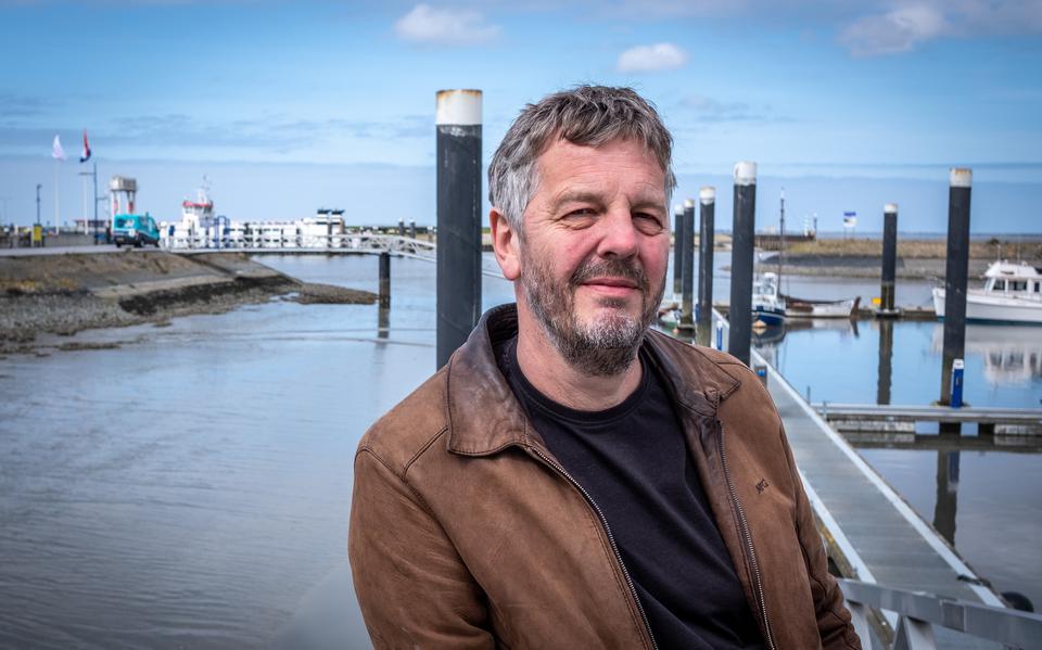 Schrijver Mathijs Deen, hier in de haven van Lauwersoog,  is de winnaar van de Gouden Strop 2024.