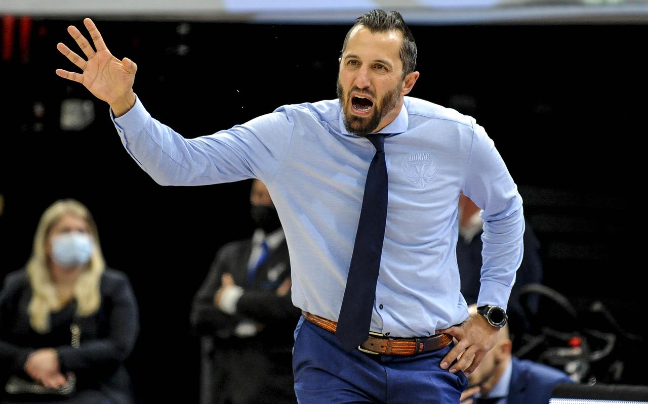 De nieuwe coach van Donar, Matthew Otten, krijgt de boel nog niet aan de praat in Groningen. De nieuwe coach van Donar, Matthew Otten, krijgt de boel nog niet aan de praat in Groningen.