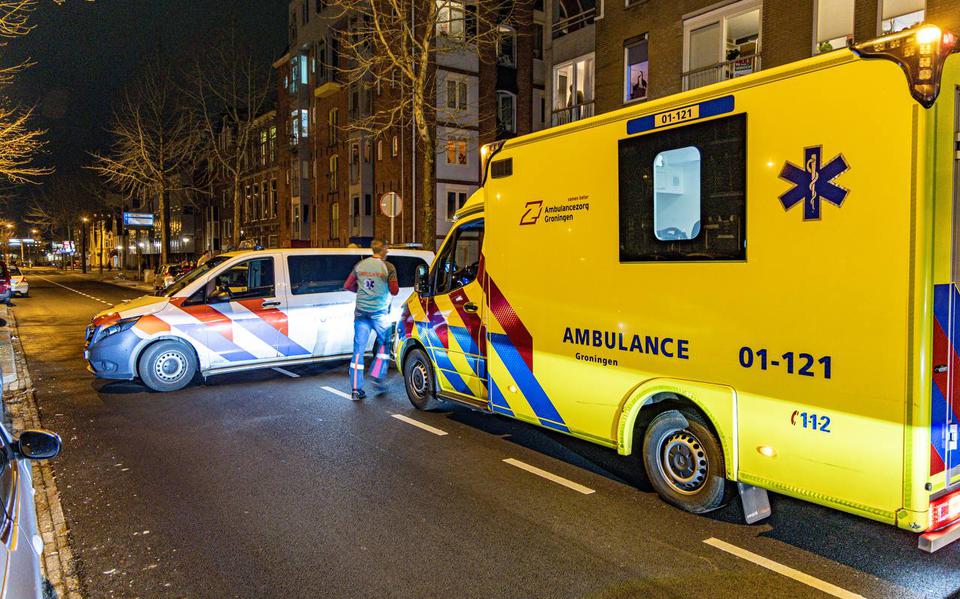 Fietser gewond naar ziekenhuis na botsing met auto op Hoendiepskade in Groningen.