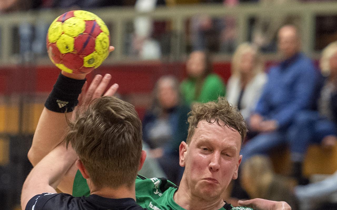 Daan Molenbroek van E & O/Hurry-Up wordt stevig verdedigd. Daan Molenbroek van E & O/Hurry-Up wordt stevig verdedigd.